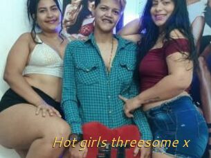 Hot_girls_threesome_x
