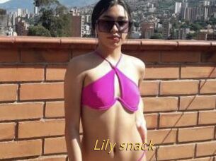 Lily_snack